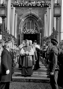 129924 Afbeelding van de genodigden bij het verlaten van de St.-Catharinakerk (Lange Nieuwstraat 36) te Utrecht na ...